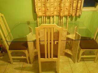 Mesa de Vidro ,com 6 Cadeira com Os Pés de Granito