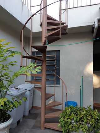 Escada Caracol de Ferro e 20m Grades de Ferro Tipo Lança