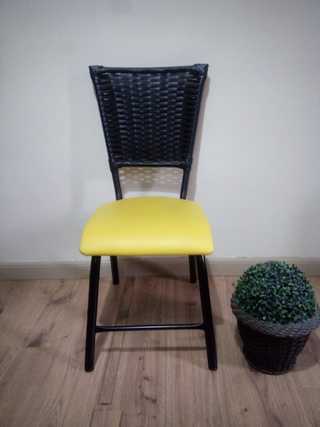 Cadeira Preta e Amarela