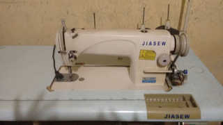 Máquina de Costura Reta Indústrial Jiasew