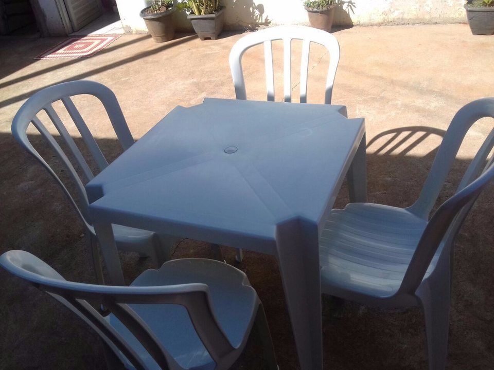 Conjunto de Mesas e Cadeiras De Plástico Goiânia 182 Kg