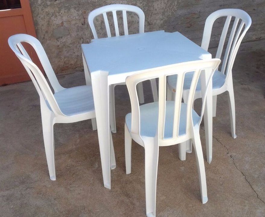 Conjunto de Mesas e Cadeiras De Plástico Goiânia 182 Kg