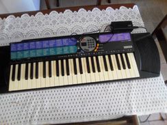 Teclado Yamaha com Fonte