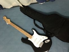 Guitarra Stratocaster Preta Vogga com Afinador