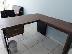 Mesa de Escritório Formato L com Gavetas