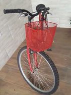 Bicicleta Feminina Vermelha em Bom Estado de Conservação