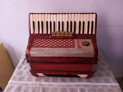 Acordeon Scandalli de 80 Baixos