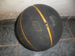 Bola de Basquete e Bomba