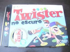 Jogo Twister Moves no Escuro Tapete Original Novidade Hasbro Novinho