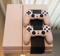 PS4 Glacier White 2 TB + 2 Controles Brancos + 11 Jogos Mídias Físicas