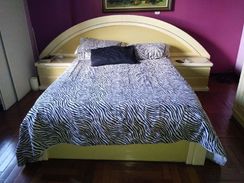 Vendo Cama em Madeira Maciça Laqueada