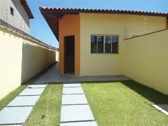 Vende Casa em Itanhaém com Garagem para 2 Carros!