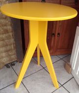 Mesa de Apoio Alta Tripé Amarelo