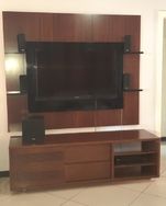 Painel de TV e Rack em Madeira para Guarda Utensílios