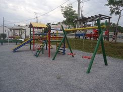 Playground Aldeota de Balanço Duplo Colorida de Eucalipto Tratado