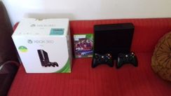 XBOX 360 Slim com 2 Controles Originais e 3 Jogos