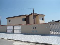 Vende Casa Tipo Apartamento, em Itanhaém com Garagem para 3 Carros!