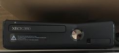 XBOX 360 Slim Console + Sensor Kinect + 2 Controles sem Fio + 1 Jogo K