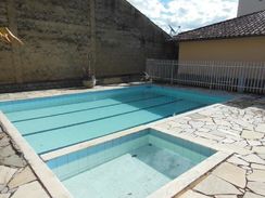 Casa com Piscina, 625m, na Caierias Excelente Negócio!