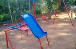 Playground Infantil Balanço para Espaço de Metal