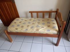 Vendo Cama de Solteiro em Madeira com Colchão