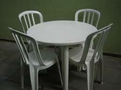 Locação de Mesa Redonda com 4 Cadeiras de Plástico na Cor Branca