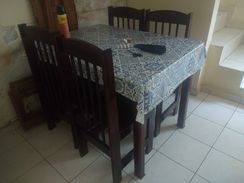 Mesa com Quatro Cadeiras