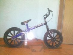 Vende SE uma Bicicleta Pequena