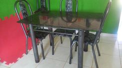 Vendo uma Mesa com Quatro Cadeiras