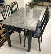 Mesa com Quatro Cadeiras