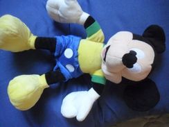 Mickey Pelúcia Copa do Mundo Nestlé Jogador Futebol 32 Cm