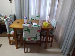 Mesa com Cadeiras e Poltronass