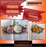 Guardanapos com Pinturas e Barrados de Crochê