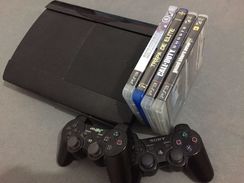 PS3 Super Slim com 2 Controles e 3 Jogos