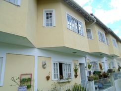 Excelente Localização. Casa Duplex, 2 Suítes. Junto a Av. Principal