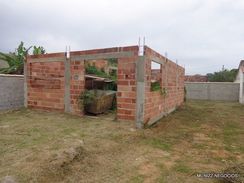 Casa Inacabada. Terreno Todo Murado. Próximo Lagoa