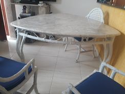 Mesa de Mármore Travertino e Ratan e Sofá de Ratan