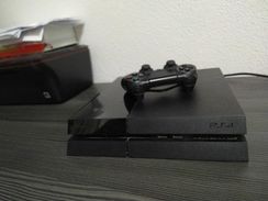 Vendo PS4 Semi Novo - R$ 550,00