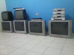 6 TV de 21 e 29 Polegadas ,4 Video Cassete e 5 DVD Player com Karaoke