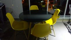 Mesa com 4 Cadeiras Eames Woody