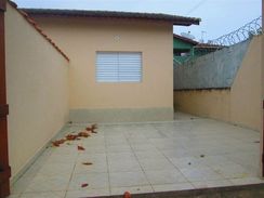 Vende Casa em Itanhaém com Garagem para 2 Carros!