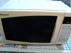 Barbada Vendo Microondas Panasonic de 32 Litros Branco em Bom Estado