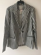 Blazer Feminino de Listras Pretas e Brancas