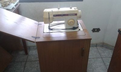 Máquina de Costura Doméstica Singer Moderna 15 127 V