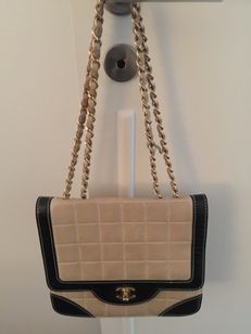 Bolsa Chanel com Detalhe Corrente Ombro