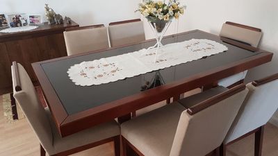 Mesa de Jantar com 06 Cadeiras + Rack em Madeira + Sofá de 03 Lugares