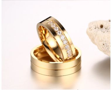 Lindo Par de Alianças Banhadas em Ouro 18k com Pedras Diamantadas