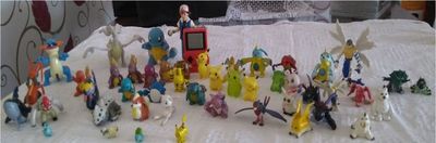 Coleção de 34 Bonecos de Pokemon e 15 de Digimon
