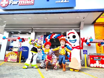 Porta Loja Animação Personagens Vivos Cover Inauguração