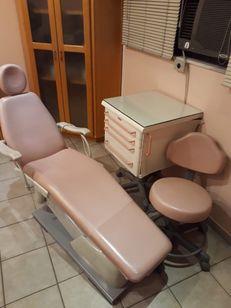 Cadeira Odontológica Gnatus com Mocho + Mesa de Apoio Brinde